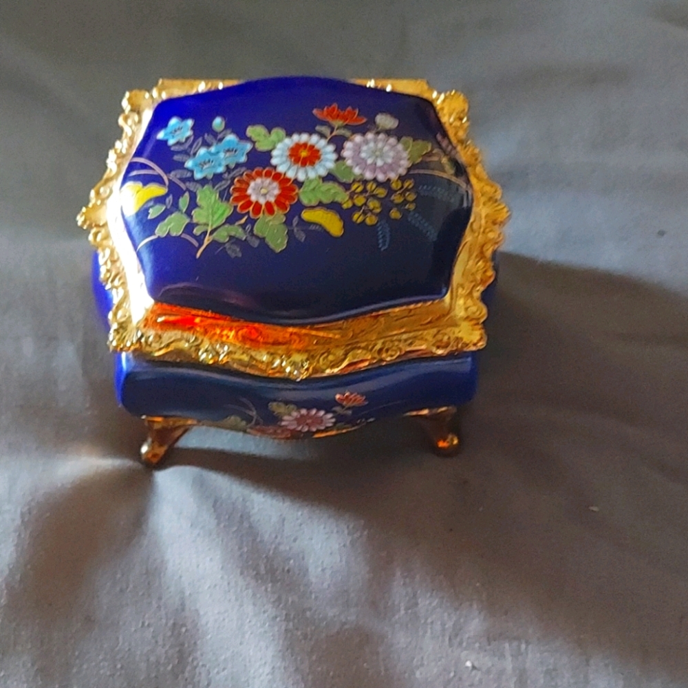 Porcelain music box